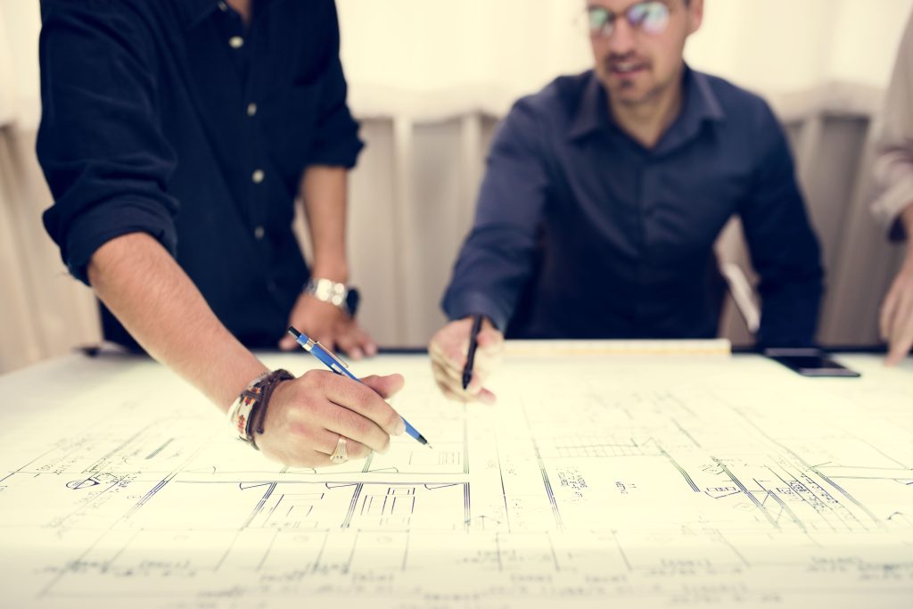 Profesionales revisando planos técnicos de instalación