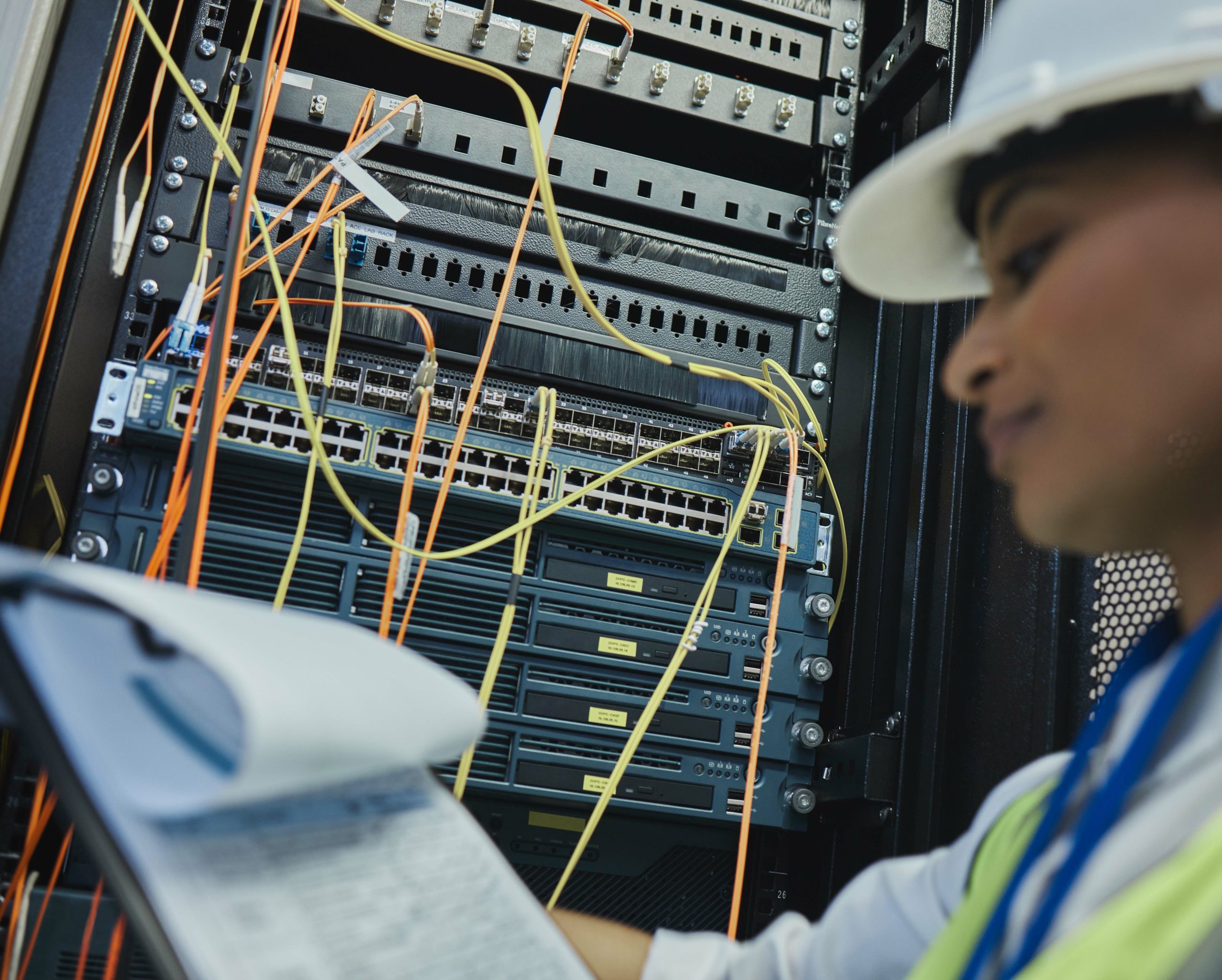 Técnica realizando conexión en sistema de telecomunicaciones