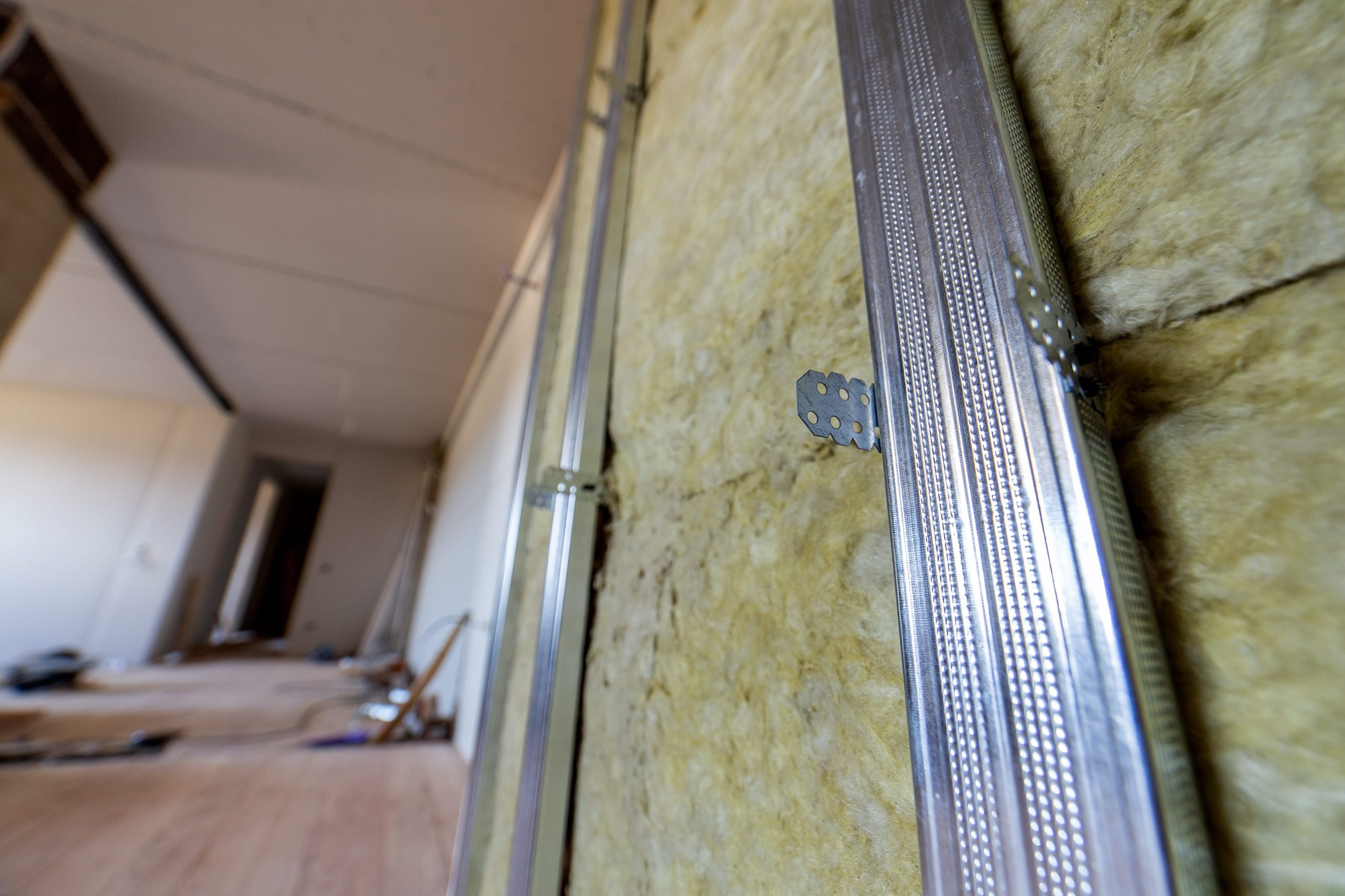 Instalación de aislamiento acústico en estructura interior