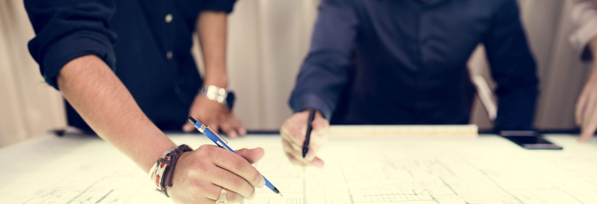 Profesionales revisando planos técnicos de instalación